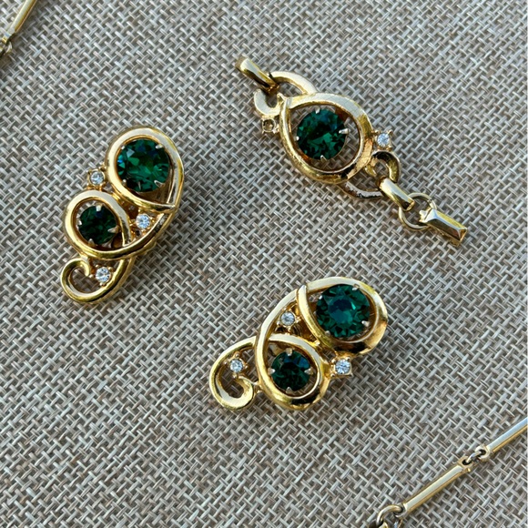 Vintage Emerald Green Necklace, Earrings and Necklace Extender in Gold Tone - Picture 8 of 13